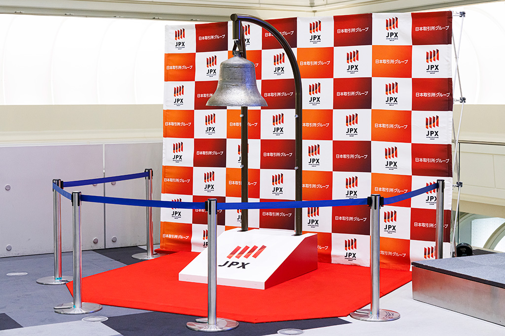 新規上場セレモニーで鳴らす「上場の鐘」/東京証券取引所(東京都/中央区)