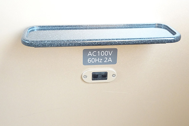 車掌室の下部にあるコンセント│スペーシアX「コックピットスイート」体験/東武鉄道(東京都)