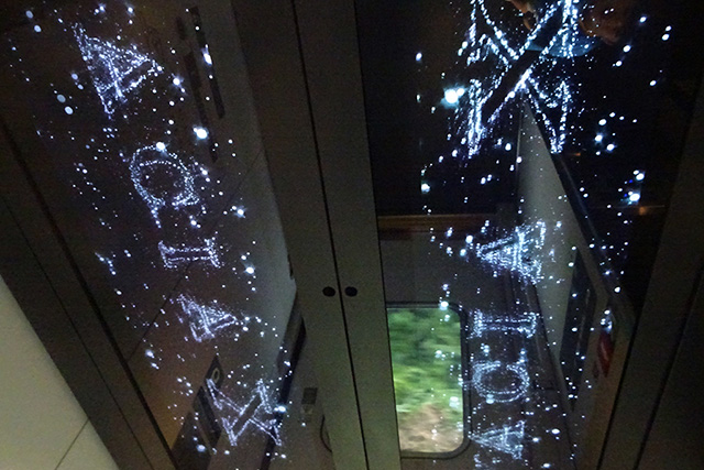 天井のデジタルサイネージ│スペーシアX「コックピットスイート」体験/東武鉄道(東京都)