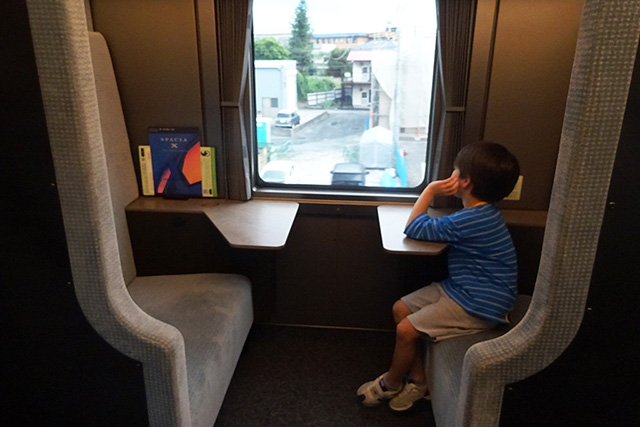 スペーシアX5号車のボックスシート/東武鉄道(東京都)