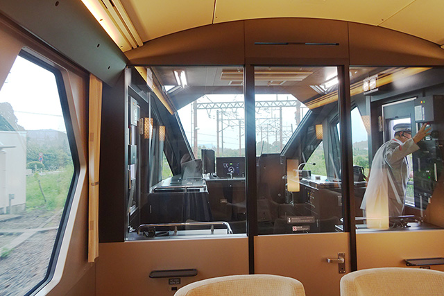 一面ガラス張りの車掌室│スペーシアX「コックピットスイート」/東武鉄道(東京都)