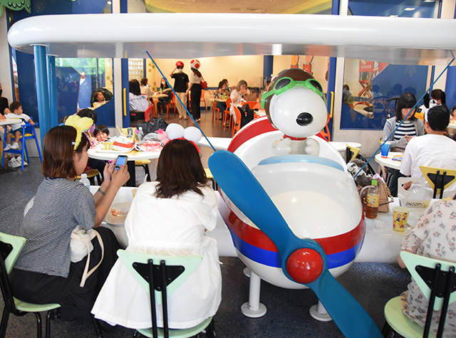 「スヌーピー・バックロット・カフェ」店内には飛行機に乗ったスヌーピーがいる/ユニバーサル・スタジオ・ジャパン(大阪市)