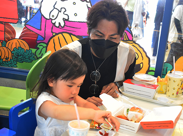 キッズが食べているのがスヌーピーキッズセットB/ユニバーサル・スタジオ・ジャパン(大阪市)