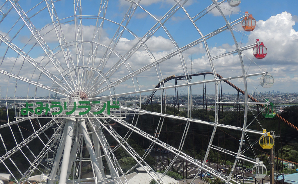 「Sky-Go-LAND」の向こうにコースター「バンデット」が見える/よみうりランド（東京都/稲城市）