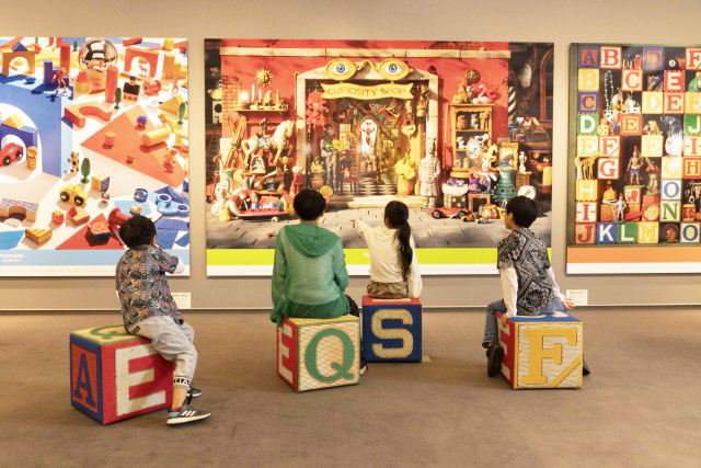 巨大な「ミッケ！」で遊ぶ様子│「チャレンジ ミッケ！おばけだよ」発売記念　ミッケ！であそぼう展 /渋谷PARCO8階　ほぼ日曜日（東京都/渋谷区）