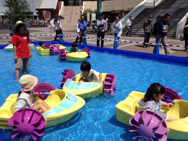 キッズボート体験ができる「ちゃぷちゃぷボートひろば」│わくわくきっずふぇす/神戸三田プレミアム・アウトレット（兵庫県/神戸市）