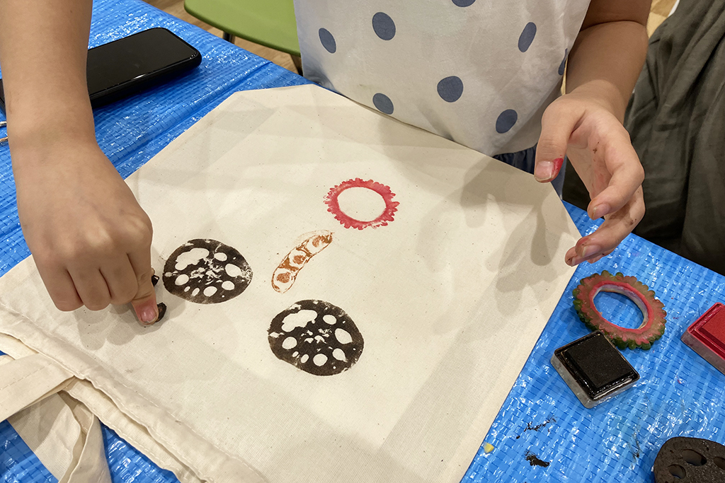 オリジナルサコッシュを作る様子/るるぶKids ピーマンの料理体験イベント