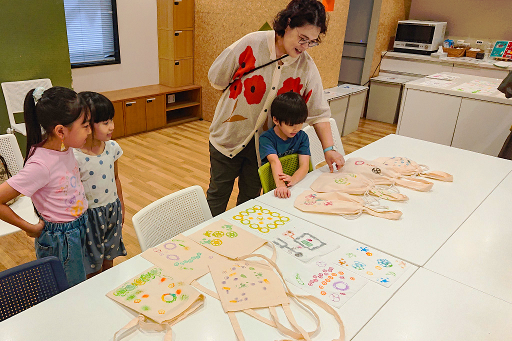 オリジナル作品を並べる様子/るるぶKids ピーマンの料理体験イベント