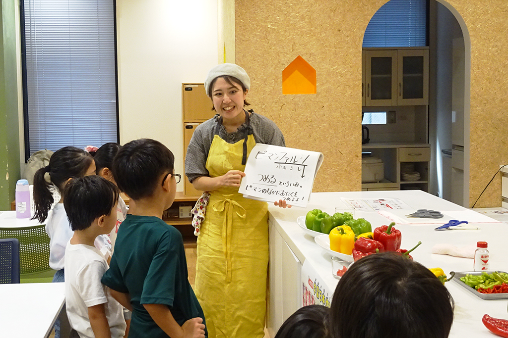 「ピーマンのファルシ(詰め物)」を説明する様子/るるぶKids ピーマンの料理体験イベント