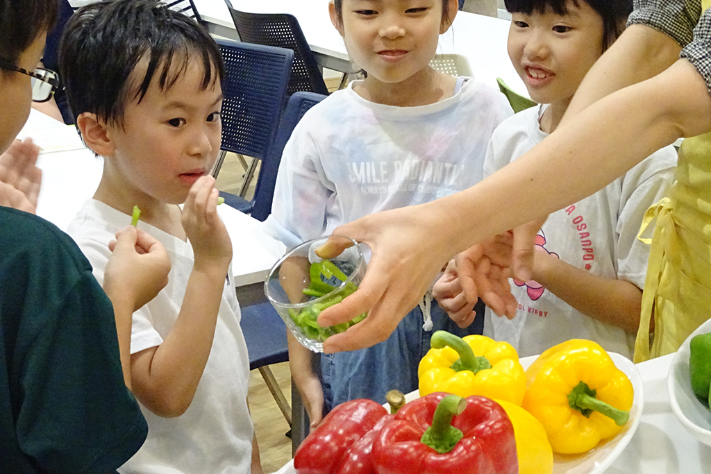 ピーマンを試食する様子/るるぶKids ピーマンの料理体験イベント