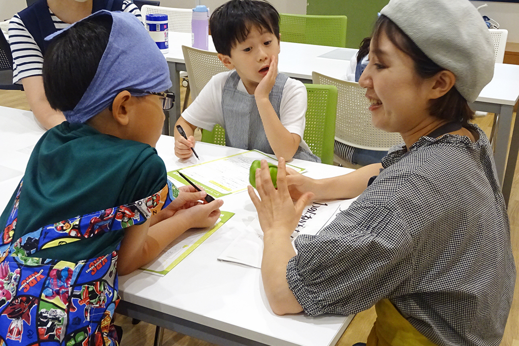 ごはんさんに質問する様子/るるぶKids ピーマンの料理体験イベント