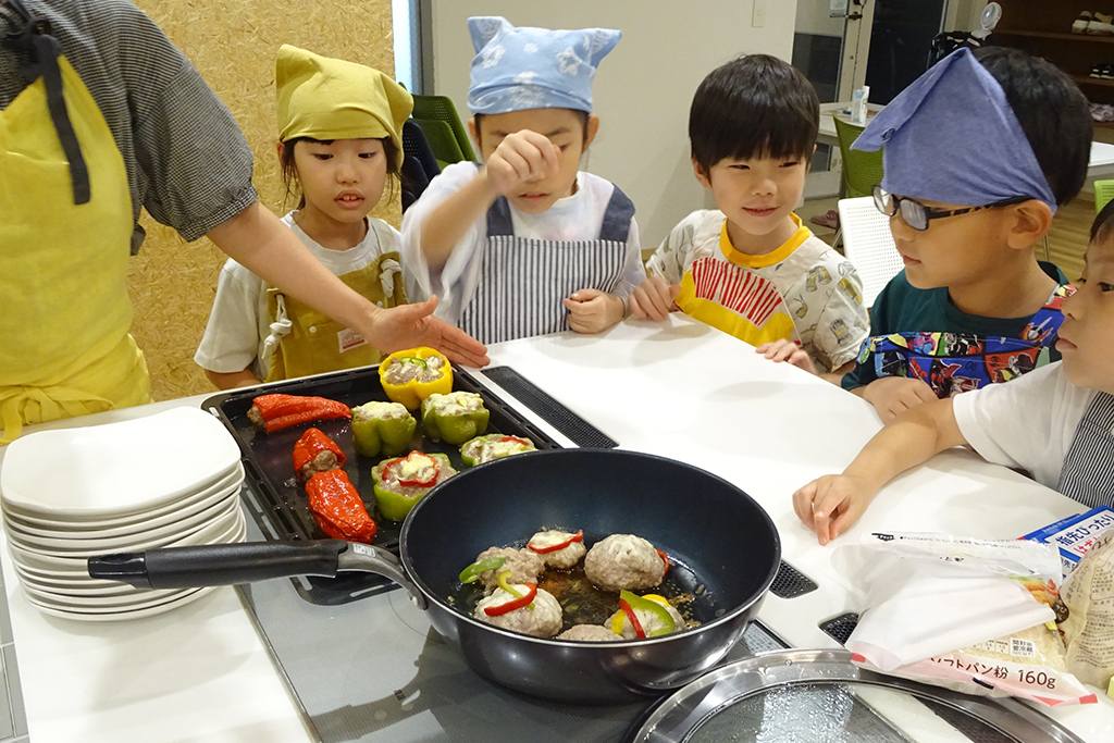 ピーマンのファルシを焼く様子/るるぶKids ピーマンの料理体験イベント