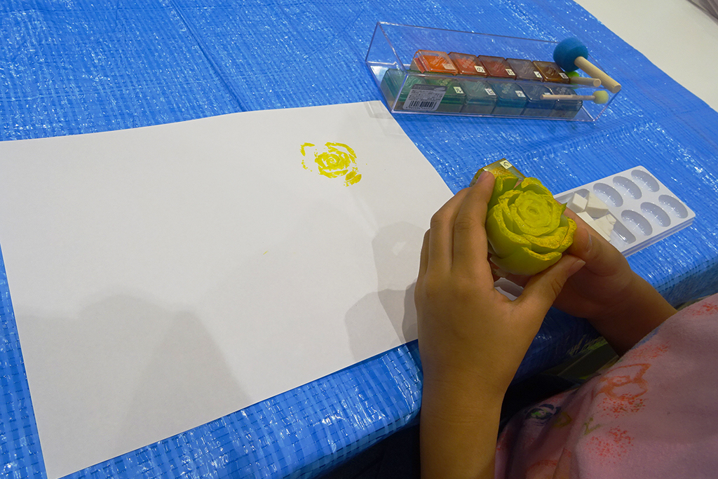 野菜スタンプを試す様子/るるぶKids ピーマンの料理体験イベント