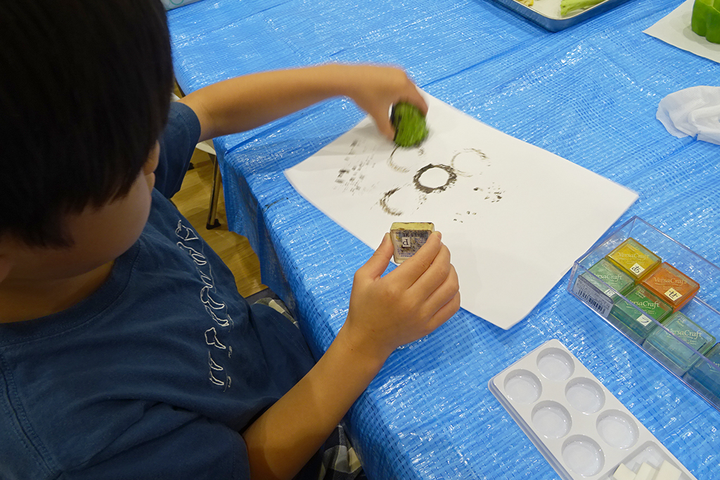 野菜スタンプを試す様子/るるぶKids ピーマンの料理体験イベント