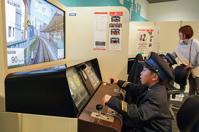 運転シミュレータで運転する様子/京都鉄道博物館（京都府/京都市）