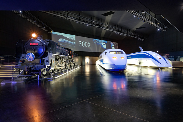 左からC62形式蒸気機関車、955形新幹線試験電車(300X)、超電導リニアMLX01-1/リニア・鉄道館（愛知県/名古屋市）