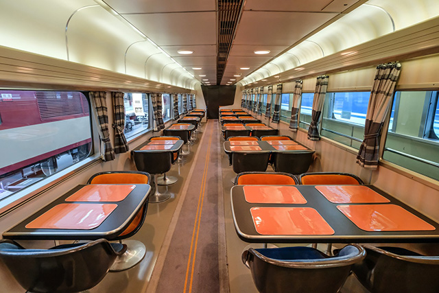 新幹線0系の食堂車0系36形式の車内/リニア・鉄道館（愛知県/名古屋市）