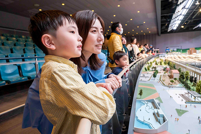 鉄道ジオラマを見る様子/鉄道博物館（埼玉県/さいたま市）