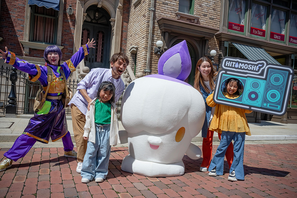 ロウソクのような姿がかわいい「ヒトモシ」と記念撮影/ユニバーサル・スタジオ・ジャパン（大阪府/大阪市）