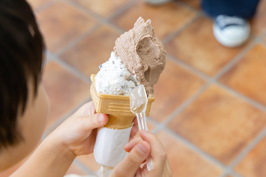 ジェラートを食べる様子/FRUIT PARK YOKHAMA 芝口果樹園（神奈川県/横浜市）
