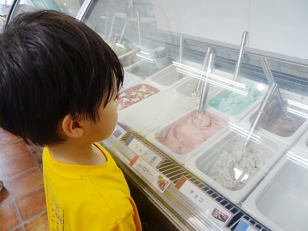 ジェラートを選ぶ様子/FRUIT PARK YOKHAMA 芝口果樹園（神奈川県/横浜市）