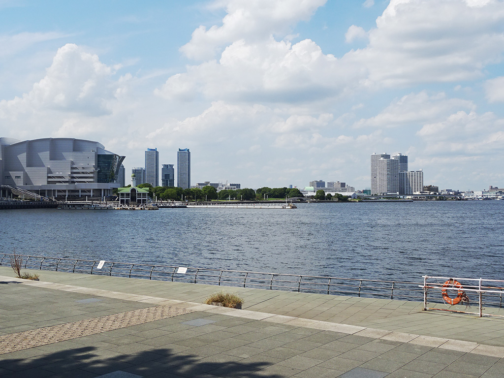 BBQエリアのすぐ外側の遊歩道/DREAM DOOR YOKOHAMA HAMMERHEAD（神奈川県/横浜市）