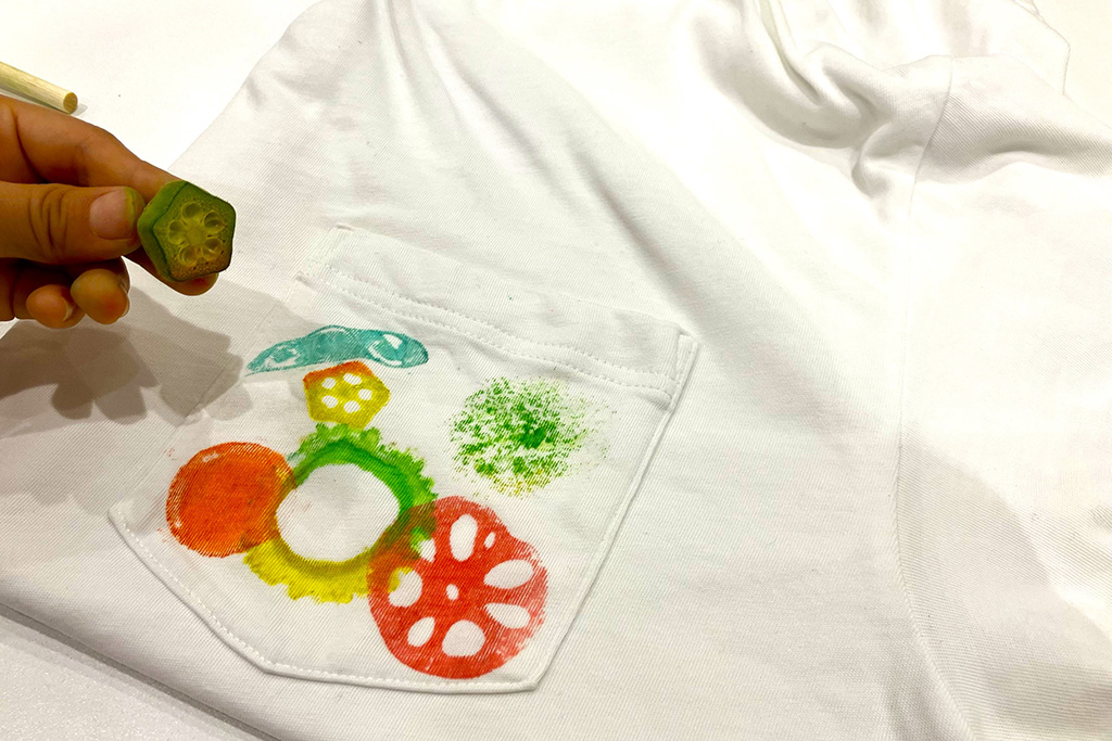 野菜スタンプをする様子