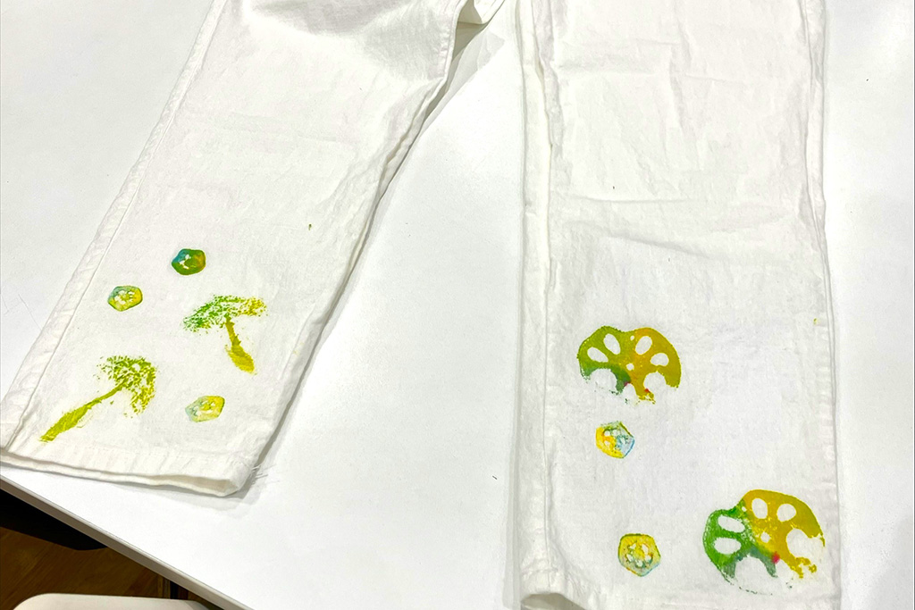 野菜スタンプをする様子