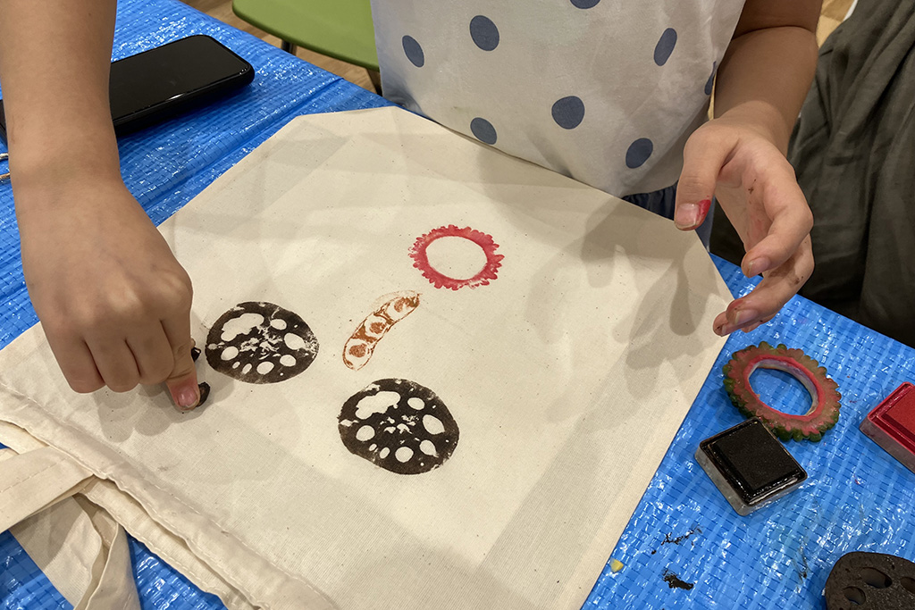 野菜スタンプでマイバッグを作る様子