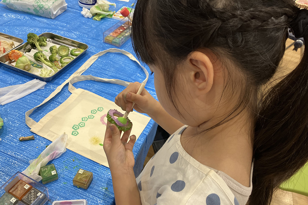野菜スタンプでマイバッグを作る様子
