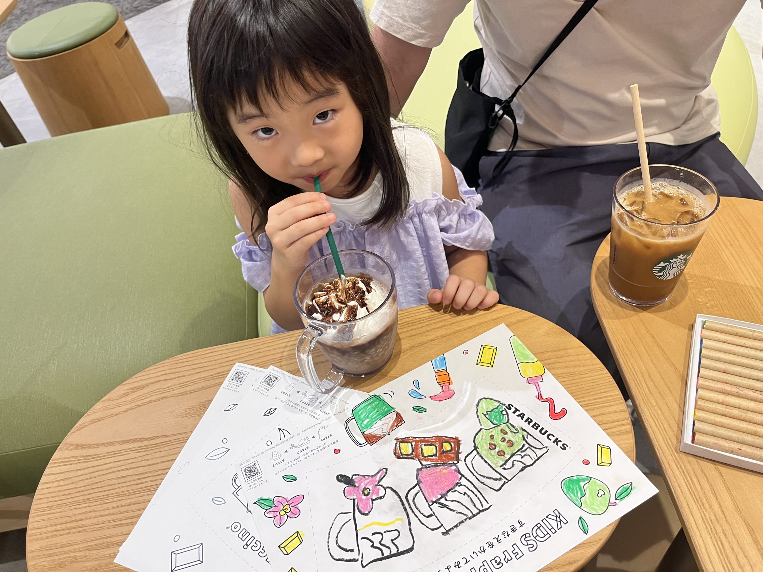 キッズ フラペチーノ®を楽しむ子ども
