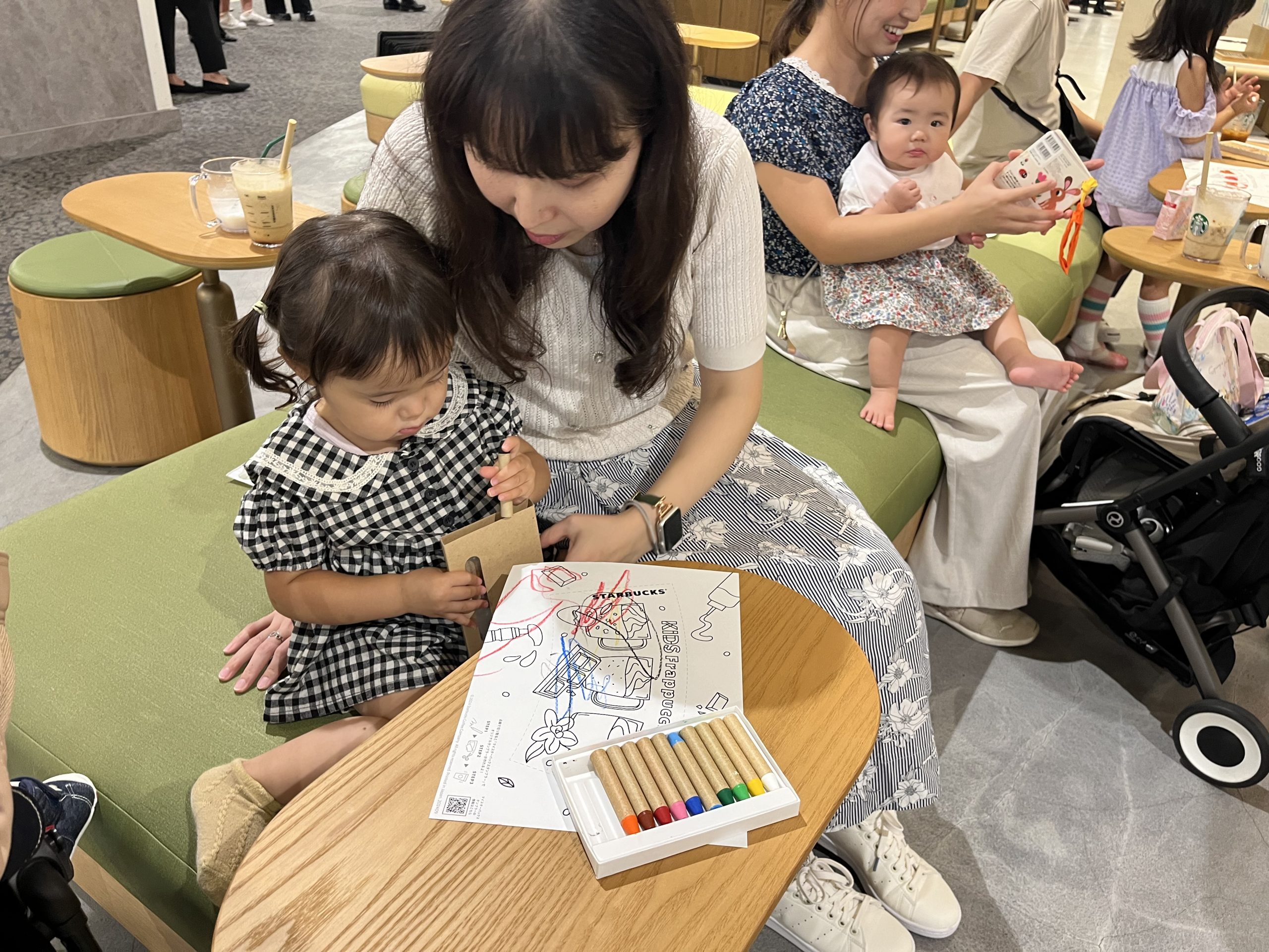 塗り絵を体験している子ども