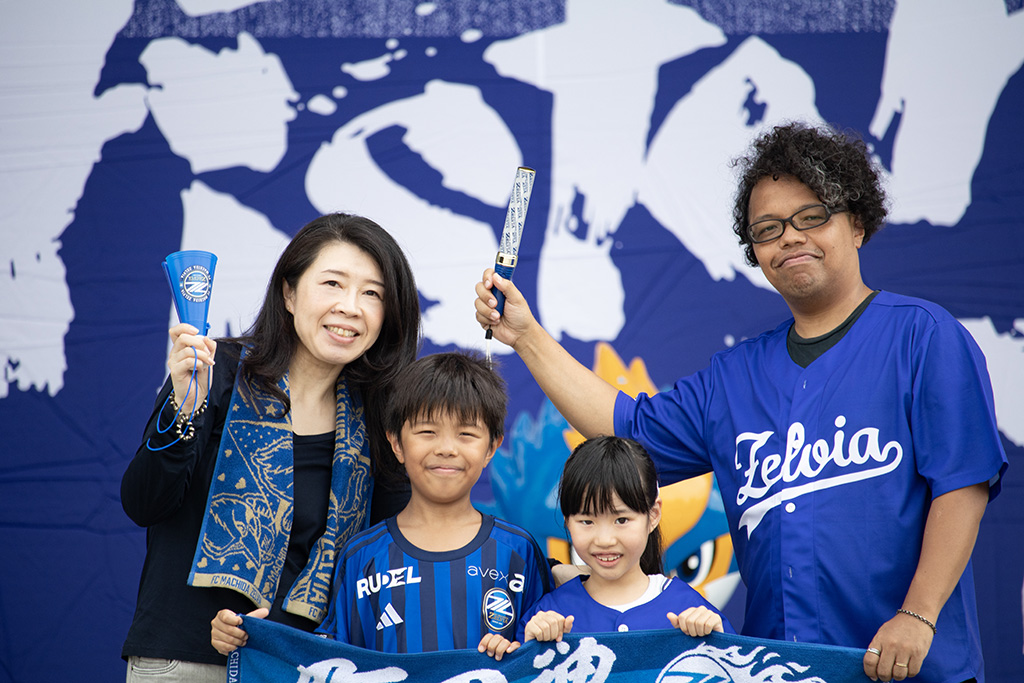 チームフラッグの前で記念撮影/子どもと初めてのサッカー観戦【FC町田ゼルビアvs浦和レッズ】