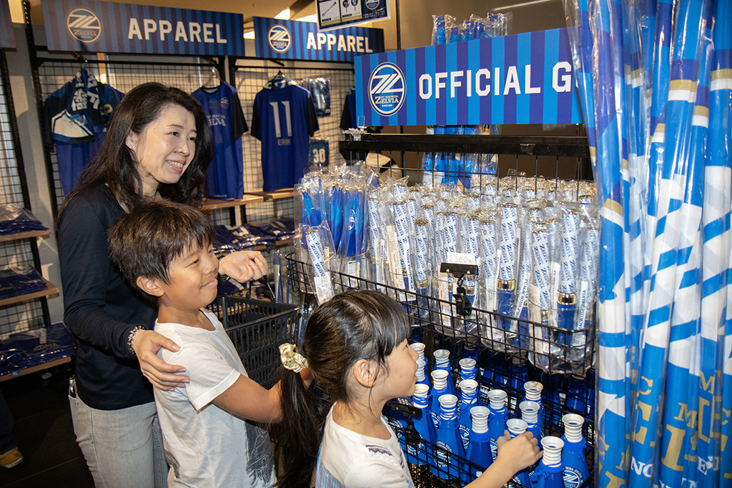 応援グッズを購入する様子/子どもと初めてのサッカー観戦【FC町田ゼルビアvs浦和レッズ】