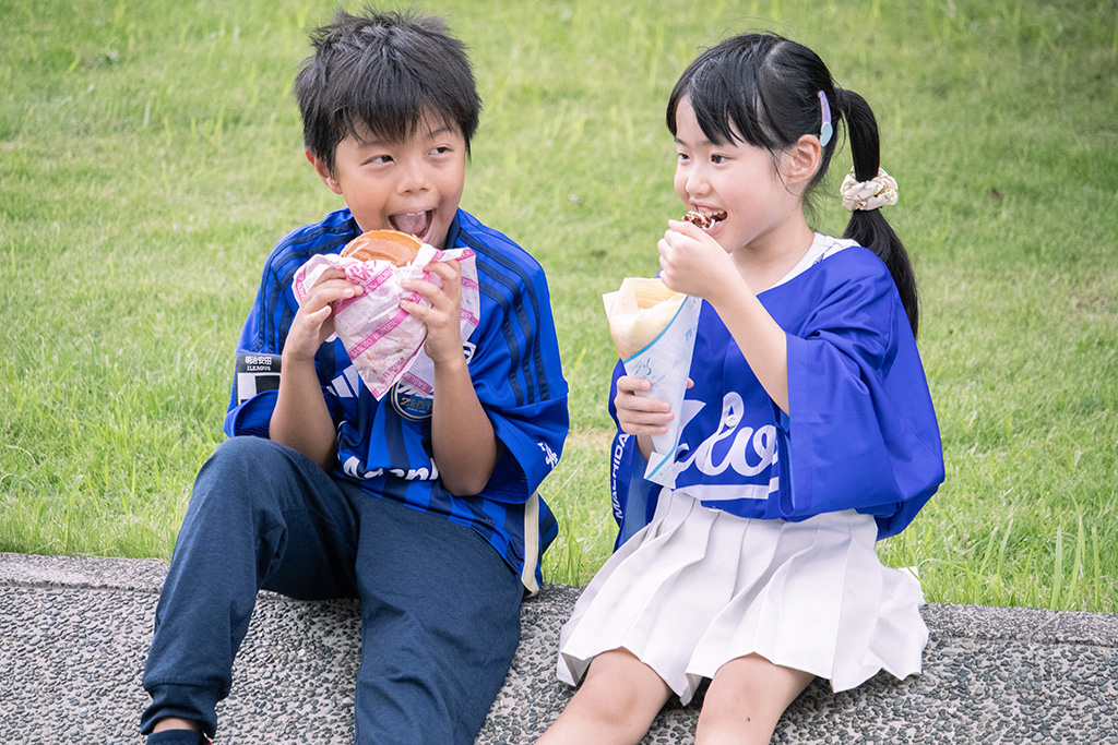 スタジアムグルメを楽しむ様子/子どもと初めてのサッカー観戦【FC町田ゼルビアvs浦和レッズ】