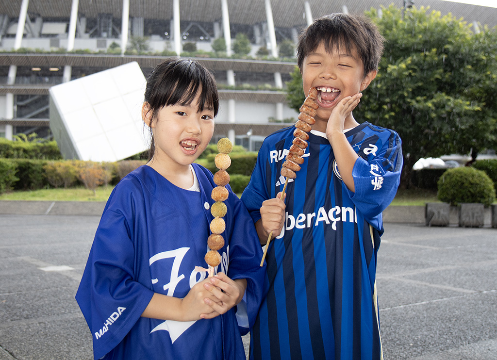 スタジアムグルメを楽しむ様子/子どもと初めてのサッカー観戦【FC町田ゼルビアvs浦和レッズ】