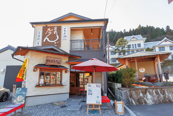 だんごを焼く作業風景が見られる店頭/宮前だんご(栃木県/日光市)