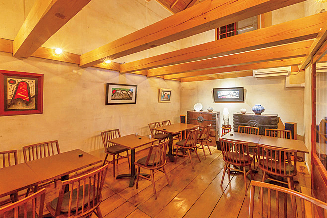 原料の保管などに用いられていた明治・大正期の石蔵を改装した店内/鉢石カフェ(栃木県/日光市)