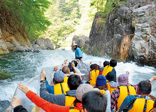 水しぶきを防御する様子/鬼怒川ライン下り(栃木県/日光市)