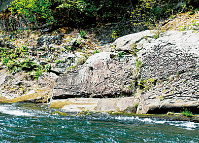 熊岩とよばれる地面に横たわる熊のような岩/鬼怒川ライン下り(栃木県/日光市)