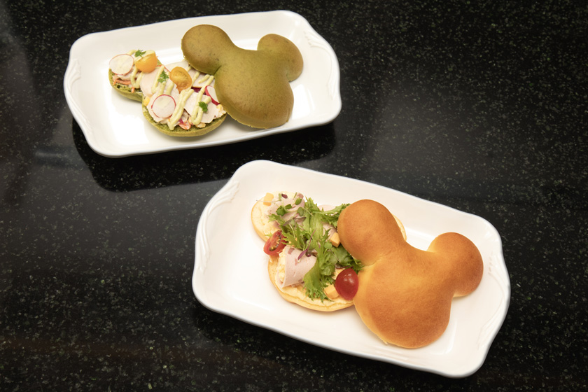 チックタック・ダイナーの「タマゴとツナとモルタデッラのミッキーサンドウィッチ」(手前)、「バジルチキンとコールスローのミッキーサンドウィッチ」/ ディズニーアンバサダーホテル