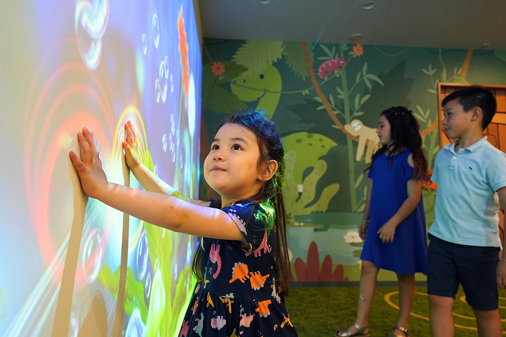 エントランスの壁一面に広がるプロジェクションゲーム/PLAY!! RESI STAY(プレイ!!レジステイ)(京都府/京都市)