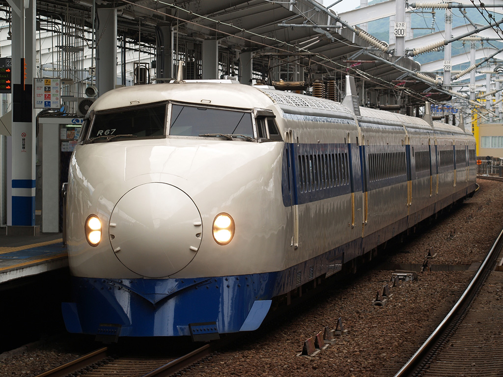 丸い鼻でおなじみの0系/東海道新幹線