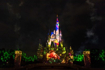 『カールじいさんの空飛ぶ家』のシーン│「Reach for the Stars」/東京ディズニーランド（千葉県/浦安市）