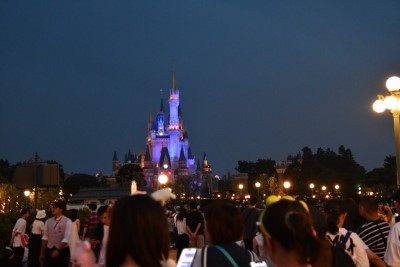 「パートナーズ像」の周辺のパレードルート/東京ディズニーランド（千葉県/浦安市）