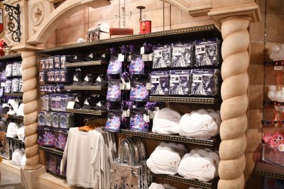 新しいショーのスタートをお祝いして特別なデザインのグッズが登場/東京ディズニーランド（千葉県/浦安市）