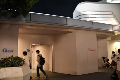 トゥモローランドの「モンスターズ・インク ”ライド＆ゴーシーク！”」正面のトイレ/東京ディズニーランド（千葉県/浦安市）