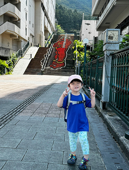 背景の階段のイラストが「鬼怒太」/日光・鬼怒川親子鉄道旅レポート（栃木県日光市）