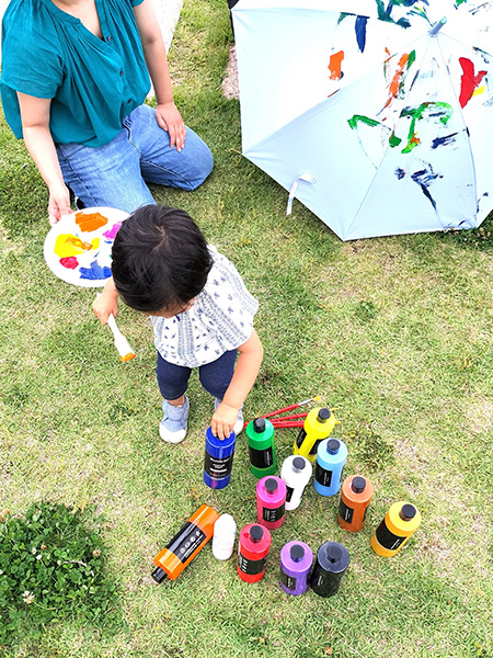 傘にペイントする様子/アート in 青山パーク　～空の下で傘にアートしよう～（東京都/港区）