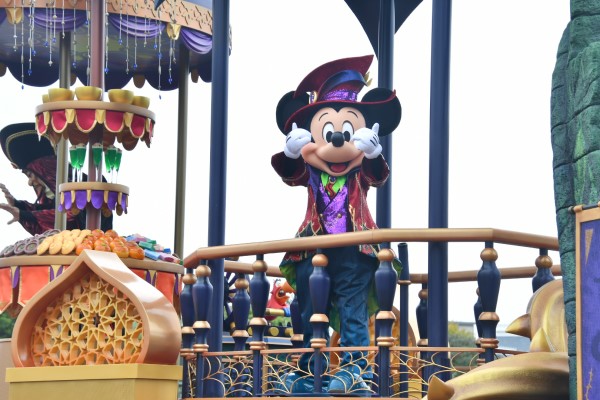 豪華なコスチュームをまとったミッキーマウス│「ディズニー・ハロウィーン」/東京ディズニーランド（千葉県/浦安市）